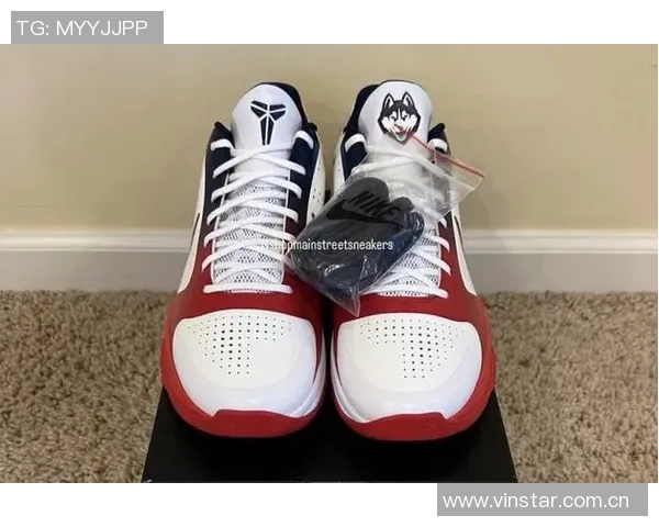 康涅狄格大学球员脚踩哈士奇PE球鞋引发媒体热议